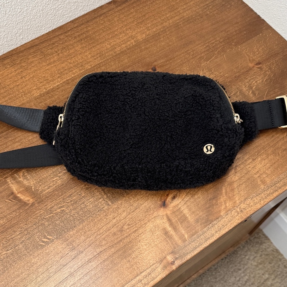 Lululemon  Black Everywhere Belt bag Large 2L Fleece
